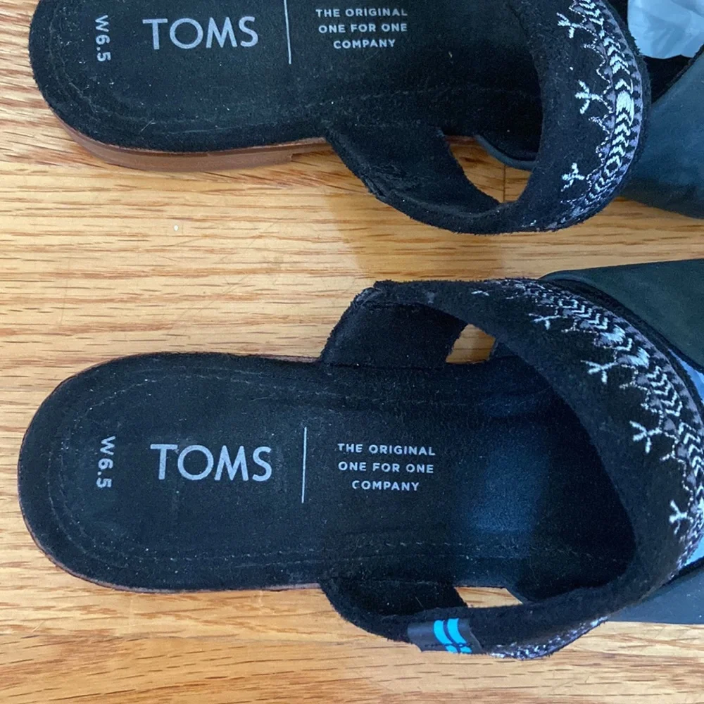 Tom’s “Jutti” Slip on Black Nubuck Mule Flats w Embroidered Strap.